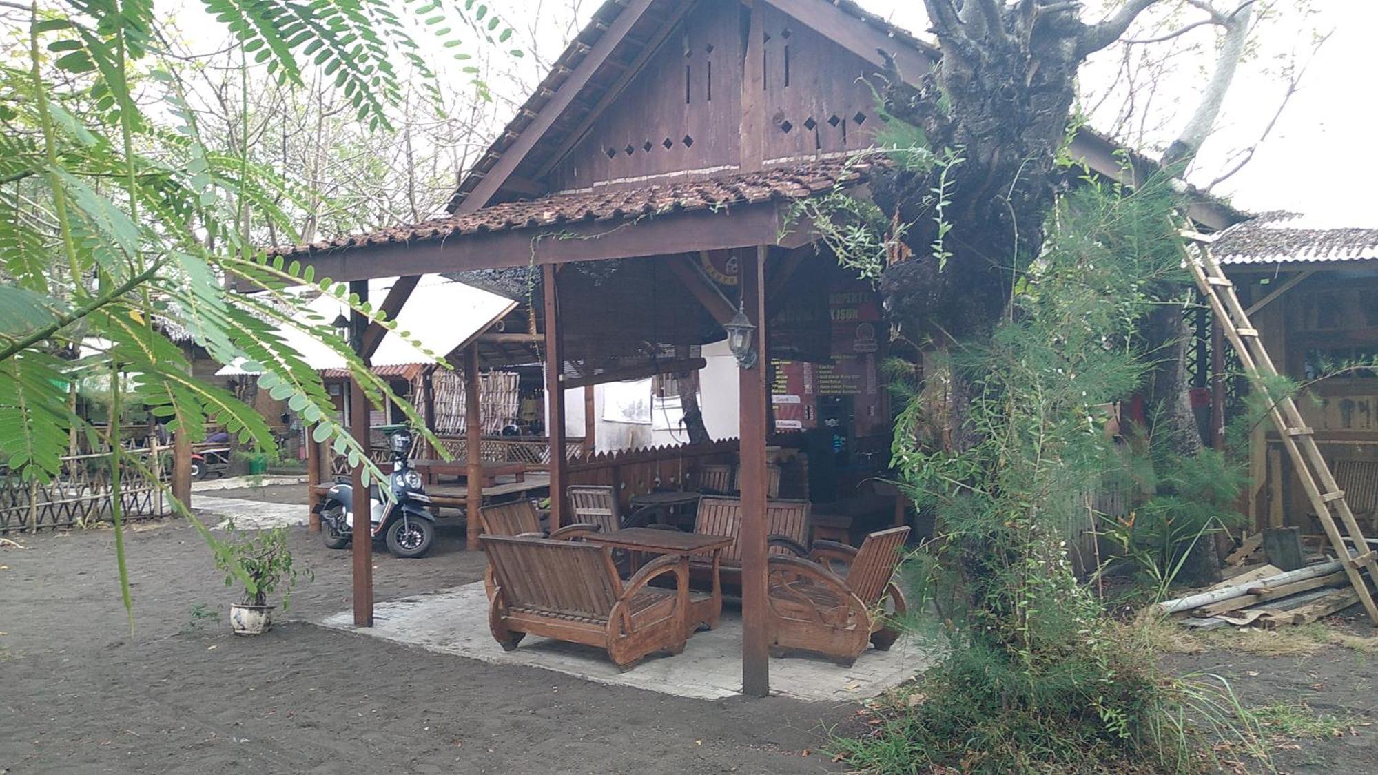 Omah Mak Isun Pulau Santen Villa *